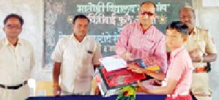 Lokmat Sanskar Moths prize distribution in Matoshree Vidyalaya | मातोश्री विद्यालयात लोकमत संस्कार मोतीचे बक्षीस वितरण