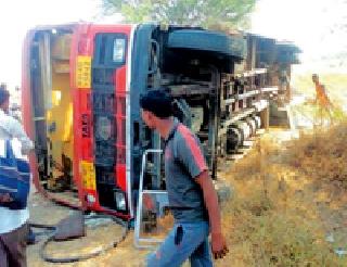 27 injured in bus accident | बस अपघातात २७ जखमी