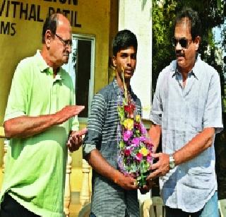 Pranavah 'ten thousand' scholarship | प्रणवला ‘दहाहजारी’ शिष्यवृत्ती