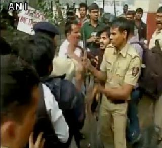 Police lathicharge on students protesting against Gajendra Chauhan | गजेंद्र चौहानांविरोधात निदर्शने करणा-या विद्यार्थ्यांवर पोलिसांचा लाठीमार