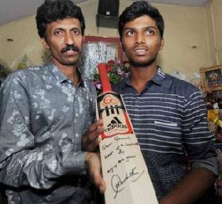 The self-signed bat that Sachin signed with Pranav Dhanwad | सचिनने प्रणव धनावडेला दिली स्वाक्षरी असलेली स्वत: खेळलेली बॅट