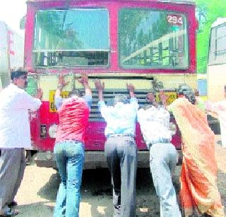 The city's block due to PMP | पीएमपीमुळे शहराची कोंडी