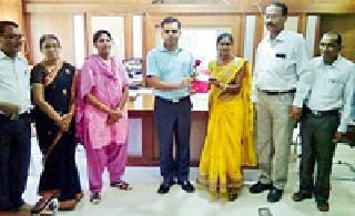 District Collector of Balika Vidyalaya has appreciated the activities | बालिका विद्यालयातील उपक्रमांचे जिल्हाधिकाऱ्यांनी केले कौतुक District Collector of Balika Vidyalaya has appreciated the activities | बालिका विद्यालयातील उपक्रमांचे जिल्हाधिकाऱ्यांनी केले कौतुक