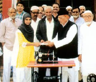 Allotment of sewing machines to three girls | तीन मुलींना शिलाई मशीनचे वाटप Allotment of sewing machines to three girls | तीन मुलींना शिलाई मशीनचे वाटप