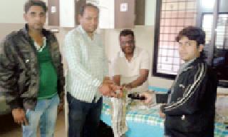 The returned 10 thousand have been returned | सापडलेले १० हजार केले परत The returned 10 thousand have been returned | सापडलेले १० हजार केले परत