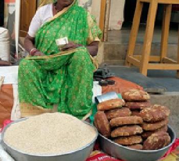 'Tilchchi' gift to women for Sankranti festival | संक्रांतीनिमित्त महिलांना ‘तिळाची’ भेट