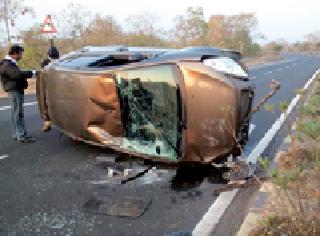 Car broke down ... | कार उलटली...