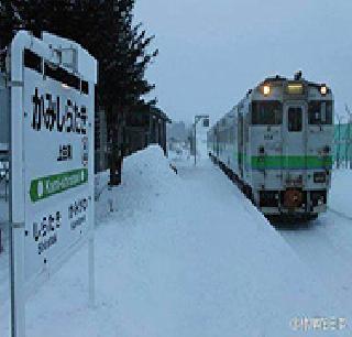 Wait a train for a girl. | चक्क एका विद्यार्थिनीसाठी रेल्वेचा थांबा..