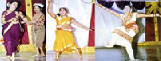 Painted by the dancing dance of dancing | सखींच्या बहारदार नृत्याने आणली रंगत Painted by the dancing dance of dancing | सखींच्या बहारदार नृत्याने आणली रंगत