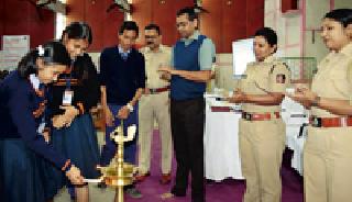 Students should learn self-help | विद्यार्थ्यांनी स्वयंशिस्त अंगी बाणावी Students should learn self-help | विद्यार्थ्यांनी स्वयंशिस्त अंगी बाणावी