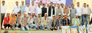 Congress joins 16 BJP workers | भाजपच्या १६ कार्यकर्त्यांचा काँग्रेस प्रवेश Congress joins 16 BJP workers | भाजपच्या १६ कार्यकर्त्यांचा काँग्रेस प्रवेश