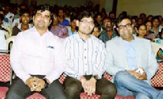Lokmat Talent Search examination prize distribution | लोकमत टॅलेंट सर्च परीक्षेचे बक्षीस वितरण Lokmat Talent Search examination prize distribution | लोकमत टॅलेंट सर्च परीक्षेचे बक्षीस वितरण