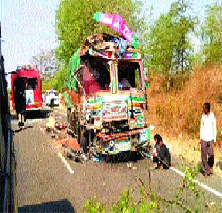 6 killed in bus-truck crash | बस-ट्रक धडकेत ६ ठार