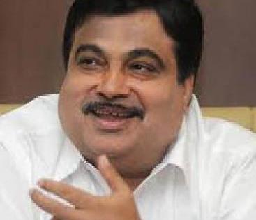 Gadkari took the beard of 3 years after the bridge was done. | गडकरींनी पुलाचे भूमीपुजन करताच ३ वर्ष राखलेली दाढी काढली..