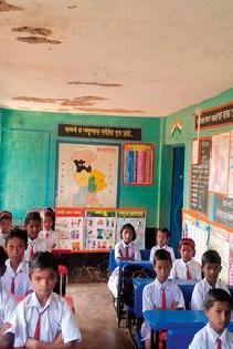 Fatality in a dilapidated building | जीर्ण इमारतीत जीवघेणे विद्यार्जन Fatality in a dilapidated building | जीर्ण इमारतीत जीवघेणे विद्यार्जन