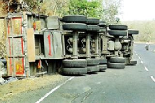 Truck overturned in Karolgaon Ghat ... | करळगाव घाटात ट्रक उलटला...