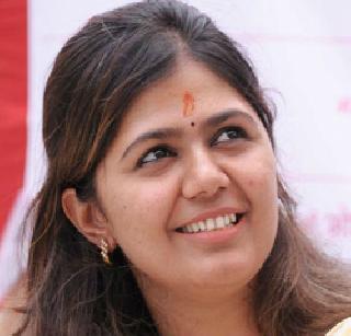 Pankaja Munde's minor injuries | पंकजा मुंडे यांना किरकोळ दुखापत