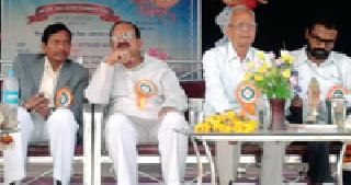 Teachers should give freedom to the teacher: Vasant Purke | अध्यापन करताना शिक्षकांना स्वातंत्र्य द्यायला हवे : वसंत पुरके Teachers should give freedom to the teacher: Vasant Purke | अध्यापन करताना शिक्षकांना स्वातंत्र्य द्यायला हवे : वसंत पुरके