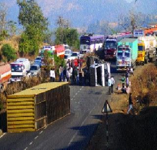 Traffic traffic in the Kasara Ghat | कसारा घाटात वाहतूककोंडी