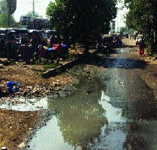 The main drain in Chembur is not clean in ten years | चेंबूरमधील मुख्य नाल्याची दहा वर्षांत सफाई नाही