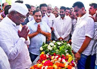 Funeral on behalf of Aher in mourning atmosphere | शोकाकुल वातावरणात अहेर यांच्यावर अंत्यसंस्कार Funeral on behalf of Aher in mourning atmosphere | शोकाकुल वातावरणात अहेर यांच्यावर अंत्यसंस्कार