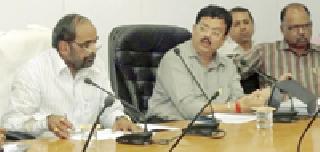 Hansraj Ahir reviewed the MP from Adarsh village | हंसराज अहीर यांनी घेतला सांसद आदर्श गावाचा आढावा Hansraj Ahir reviewed the MP from Adarsh village | हंसराज अहीर यांनी घेतला सांसद आदर्श गावाचा आढावा