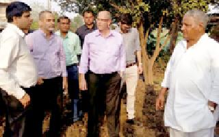 Agricultural experts surveyed agriculture | कृषितज्ज्ञांनी केली शेतीची पाहणी Agricultural experts surveyed agriculture | कृषितज्ज्ञांनी केली शेतीची पाहणी