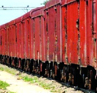 Three coaches of the goods train collapsed in Paroli | परळीत मालगाडीचे तीन डबे घसरले