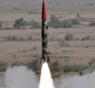 Pakistan has blocked 130 nuclear weapons - US report | पाकने भारतावर रोखली आहेत १३० अण्वस्त्रे - अमेरिकी अहवाल