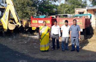 Illegal pimple tractor and JCB seized | अवैध मुरुम वाहतूक करणारे ट्रॅक्टर व जेसीबी जप्त Illegal pimple tractor and JCB seized | अवैध मुरुम वाहतूक करणारे ट्रॅक्टर व जेसीबी जप्त