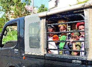 Freedom fighters in a single car | स्वातंत्र्ययोद्धे एकाच गाडीत Freedom fighters in a single car | स्वातंत्र्ययोद्धे एकाच गाडीत