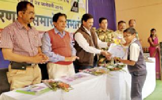 More danger on the road than the country's border | देशाच्या बॉर्डरपेक्षा रस्त्यावर अधिक धोका