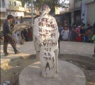 The support of the supporters of Isis, the irony of the statue of Mahatma Gandhi | इसिसच्या समर्थकांकडून महात्मा गांधींच्या पुतळ्याची विटंबना