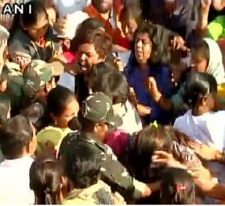 Police obstructed women near Dhupgaon before the demonstration movement | शनिशिंगणापूरात दर्शन आंदोलन करणा-या महिलांना सुपेगावाजवळच पोलीसांनी अडवले