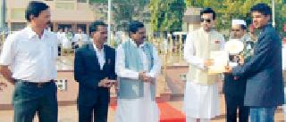Guard of Honor Many with the Police at the hands of Guardian | पालकमंत्र्यांच्या हस्ते पोलिसांसह अनेकांचा गौरव Guard of Honor Many with the Police at the hands of Guardian | पालकमंत्र्यांच्या हस्ते पोलिसांसह अनेकांचा गौरव