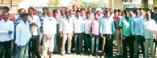 Farmers' movements at Babulgaon | बाभूळगाव येथे शेतकऱ्यांचा चक्काजाम Farmers' movements at Babulgaon | बाभूळगाव येथे शेतकऱ्यांचा चक्काजाम