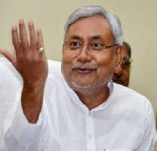 Nitish Kumar threw a sandal | नितीश कुमार यांच्यावर चप्पल फेकली