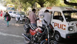 Light under darkness; The encroachment seized by the traffic office | दिव्याखालीच अंधार; वाहतूक कार्यालयाला अतिक्रमणाची घेराबंदी Light under darkness; The encroachment seized by the traffic office | दिव्याखालीच अंधार; वाहतूक कार्यालयाला अतिक्रमणाची घेराबंदी