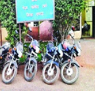 In Nerala, three-wheeler robbers are arrested | नेरळमध्ये तीन दुचाकी चोरांना अटक