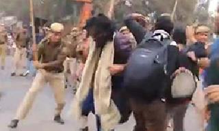 In Delhi, the agitators beat the protesters outside the RSS office | दिल्लीत आरएसएस कार्यालयाबाहेर आंदोलकांना बेदम मारहाण