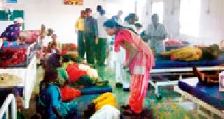 Wardha's truck overturned | वऱ्हाडाचा ट्रक उलटला Wardha's truck overturned | वऱ्हाडाचा ट्रक उलटला