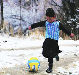 Real Messi Jersey, which brings Messi fans to plastic jerseys | प्लॅस्टिक जर्सीतल्या मेस्सी चाहत्याला मिऴाली रिअल मेस्सी जर्सी