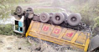 ट्रक उलटला...