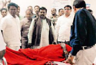 Members of the MPs said they were injured | खासदारांनी केली जखमींची विचारपूस Members of the MPs said they were injured | खासदारांनी केली जखमींची विचारपूस