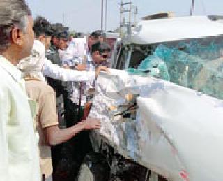 Milk tanker car hit | दुधाच्या टँकरची कारला धडक Milk tanker car hit | दुधाच्या टँकरची कारला धडक