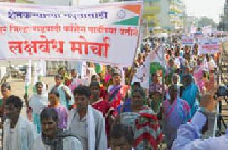 Thousands of farmers fell on the district collector | हजारो शेतकरी जिल्हा कचेरीवर धडकले Thousands of farmers fell on the district collector | हजारो शेतकरी जिल्हा कचेरीवर धडकले