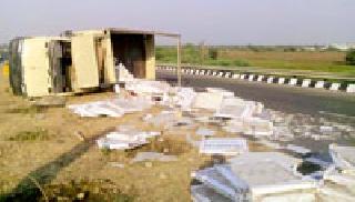 Truck cluttered ... | ट्रक कलंडला...