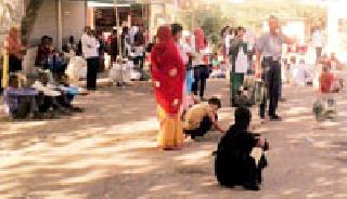 Due to wrong planning, migrants suffer | चुकीच्या नियोजनामुळे प्रवासी त्रस्त Due to wrong planning, migrants suffer | चुकीच्या नियोजनामुळे प्रवासी त्रस्त