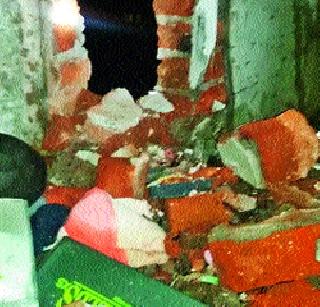 The cylinder blast sticks to the building | सिलिंडर स्फोटाने इमारतीला तडे