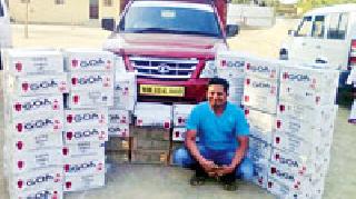 Almost half a million of the liquor seized with the vehicle | वाहनासह साडेचौदा लाखांचा दारूसाठा जप्त